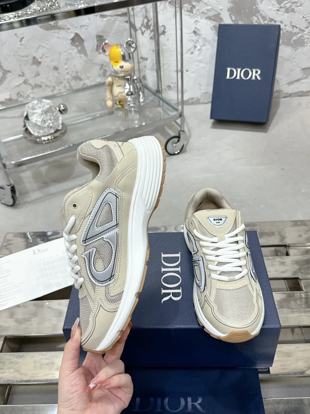 Men's men's shoes 💰600❤️❤️❤️High version Dior Dior's latest color matching B30 series reflective dad sneakers original 17380💰 purchased for development and production Brand new B30 sneakers Dad Shoes style shoes that follow the trend of the retro market The Dior logo on the tongue also indicates that this pair of shoes is the B30 model! B30 uses fine-textured leather and mesh cloth materials to form a shoe body. There are conspicuous letters CD on both sides of the shoe body to indicate identity. Many lines on the shoe body outline details to make the shoes look less monotonous and full of retro flavor. The delivery counter is exquisitely packaged🛍📦 ▪️Fabric: Original customized technical fabric + mesh ▪️Inner lining: Customized breathable lining ▪️Outsole: Original molded IP foam + TPU outsole ▪️Sole thickness: 3.5CM ▪️Size: Women’s size 35-40 / Men’s size 39-46